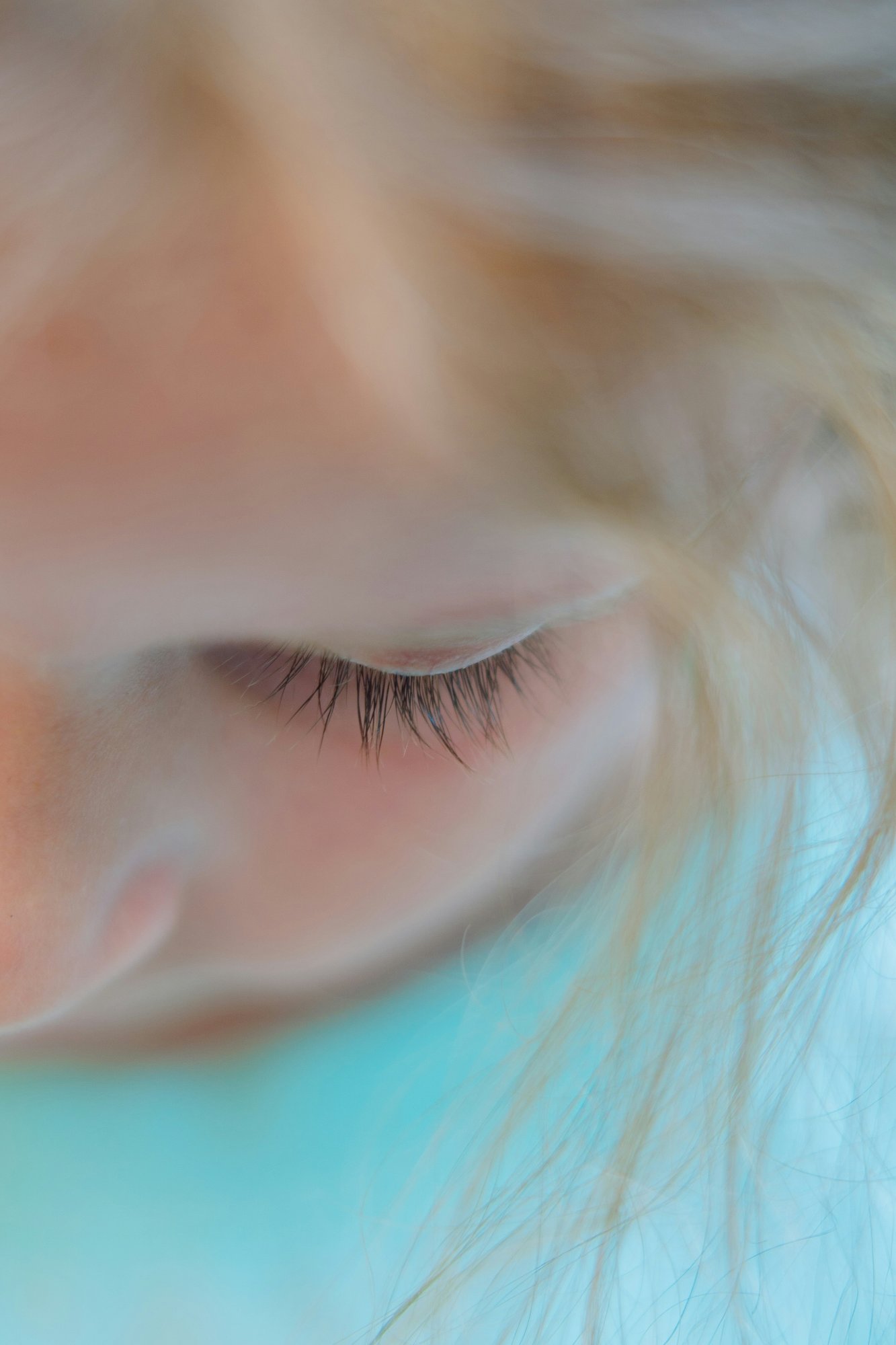 Abstract visualization of brain waves during REM sleep